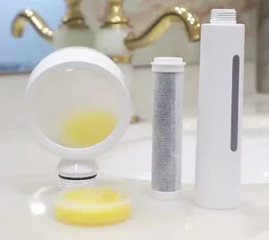 VC and Carbon Fiber Shower Purifier Household Plastic Bathroom Water Filter with Vitamin C Bathroom Skincare VC Water Filter